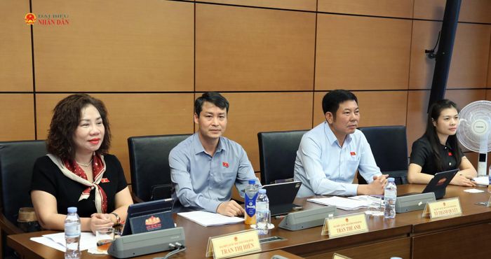 Các đại biểu tham dự thảo luận tại Tổ 9.