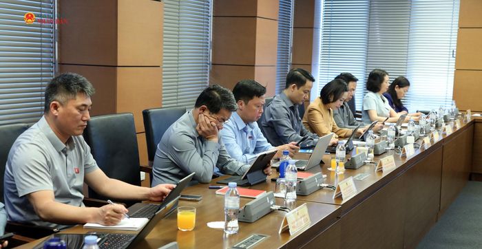 Các đại biểu tham dự thảo luận tại Tổ 9.