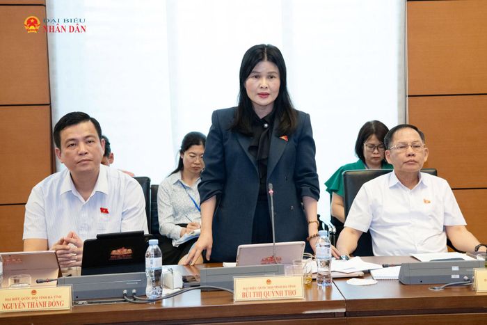 ĐBQH Bùi Thị Quỳnh Thơ (Hà Tĩnh) phát biểu thảo luận tại Tổ 3. Ảnh: Lâm Hiển