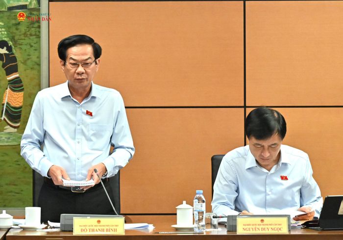 ĐBQH Đỗ Thanh Bình (TP. Cần Thơ) điều hành thảo luận tại Tổ 8. Ảnh: Quang Khánh