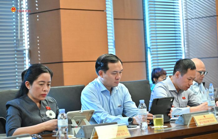 Các đại biểu tại phiên thảo luận ở Tổ 14 chiều 18/10