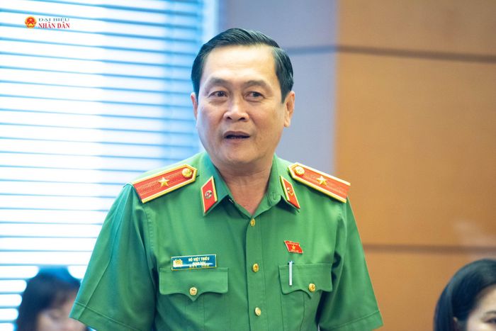 ĐBQH Hồ Việt Triều (Cà Mau) phát biểu. Ảnh: Xuân Quý