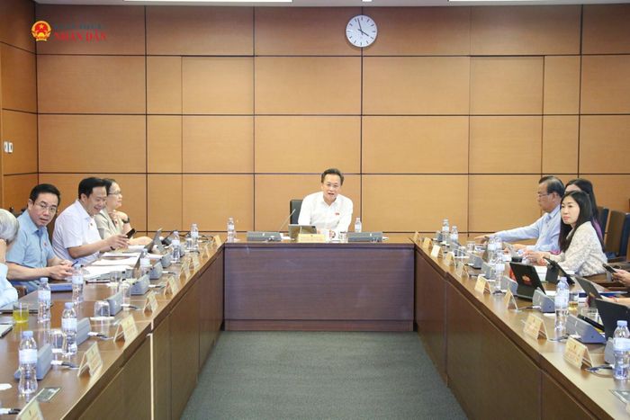 Quang cảnh thảo luận tại Tổ 6. Ảnh: Đắc Trường