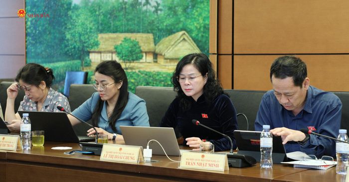 Các ĐBQH tỉnh Nghệ An dự thảo luận tại tổ