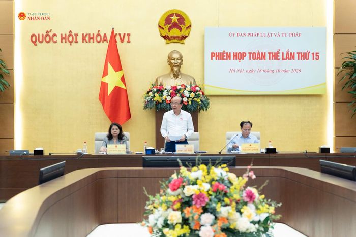 Chủ nhiệm Ủy ban Pháp luật và Tư pháp Phan Chí Hiếu chủ trì phiên họp