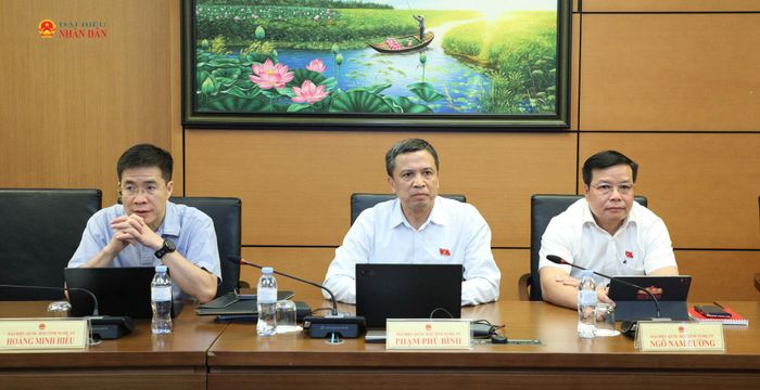 Các ĐBQH tỉnh Nghệ An dự thảo luận tại tổ