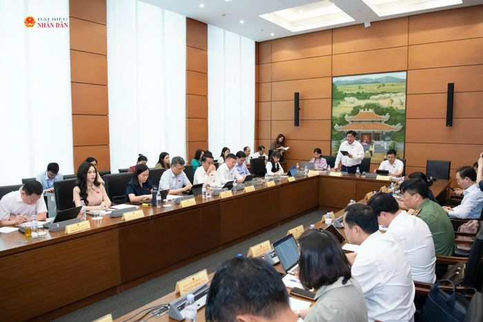 Quang cảnh thảo luận tại Tổ 4. Ảnh: Lâm Hiển