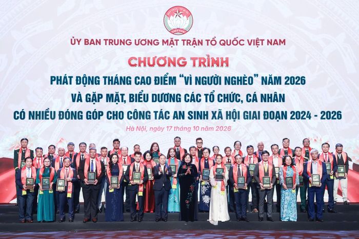 Bà Nguyễn Thị Hồng, Ủy viên TƯ Đảng, Phó Chủ tịch Quốc hội và ông Nguyễn Phi Long, Ủy viên TƯ Đảng, Phó Bí thư Thường trực Đảng ủy Dân vận, Mặt trận và các đoàn thể Trung ương, Phó Chủ tịch Ủy ban Trung ương MTTQ Việt Nam, vinh danh các tổ chức, cá nhân có nhiều đóng góp cho công tác an sinh xã hội giai đoạn 2024 - 2025