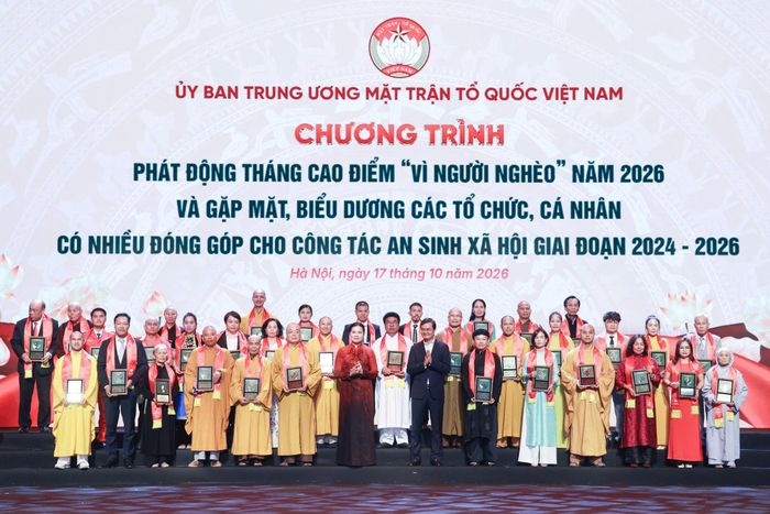 Bà Hà Thị Nga, Ủy viên TƯ Đảng, Phó Chủ tịch - Tổng Thư ký Ủy ban Trung ương MTTQ Việt Nam và ông Bùi Quang Huy, Ủy viên TƯ Đảng, Phó Chủ tịch Ủy ban Trung ương MTTQ Việt Nam, Bí thư Thứ nhất TƯ Đoàn, vinh danh các tổ chức, cá nhân có nhiều đóng góp cho công tác an sinh xã hội giai đoạn 2024 - 2025