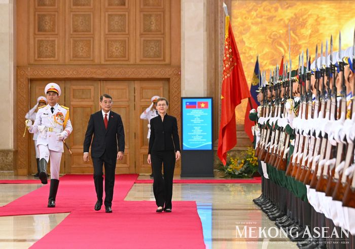 Thủ tướng Lê Minh Hưng và Thủ tướng Liechtenstein Brigitte Haas duyệt Đội Danh dự Quân đội nhân dân Việt Nam. Ảnh: Đỗ Thảo - Mekong ASEAN