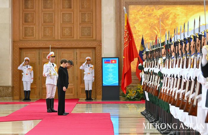 Thủ tướng Lê Minh Hưng và Thủ tướng Liechtenstein Brigitte Haas bước tới cúi chào Quân kỳ. Ảnh: Đỗ Thảo - Mekong ASEAN