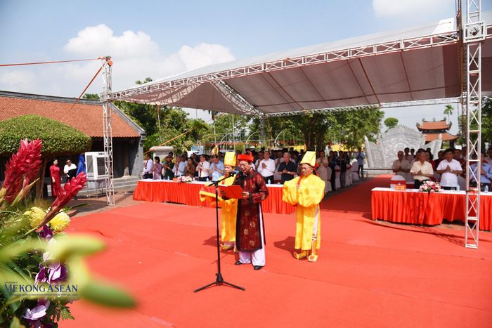 Đọc văn tế đại danh y, thiền sư Tuệ Tĩnh. Ảnh: Phùng Nguyện.