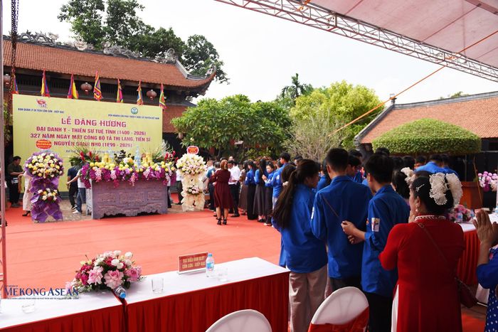 Người dân và du khách dâng hương. Ảnh: Phùng Nguyện.