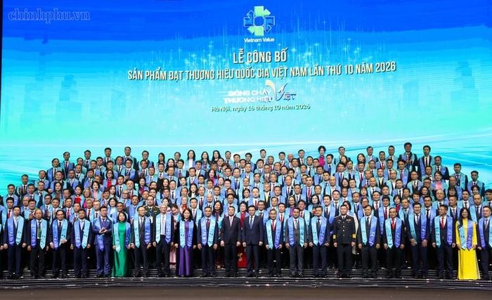 Thủ tướng Chỉnh phủ Lê Minh Hưng chụp ảnh với các doanh nghiệp tại Lễ công bố. Ảnh: VGP