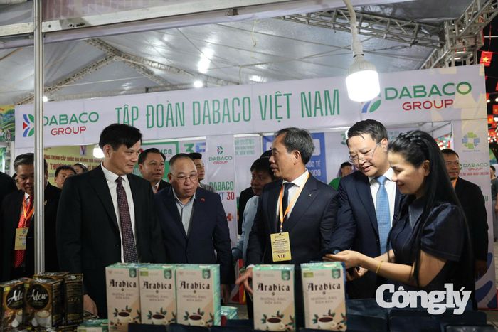 Các đại biểu tham quan các gian hàng giới thiệu sản phẩm.