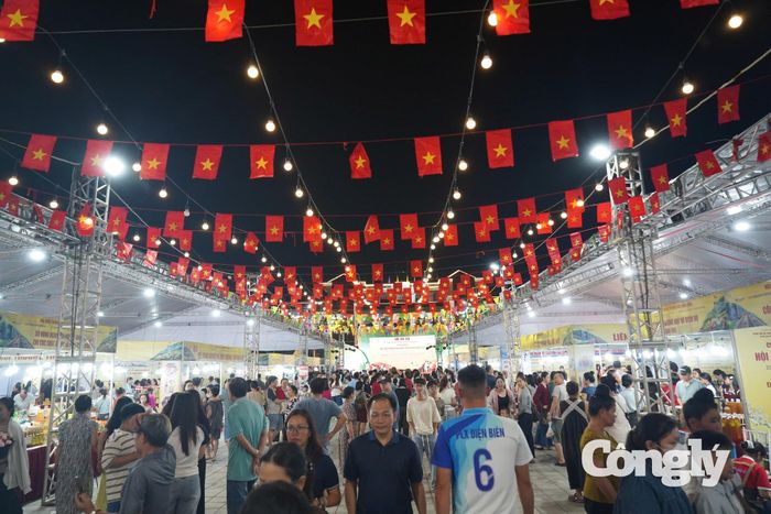 Người dân, du khách tham quan và mua sắm tại Hội chợ.