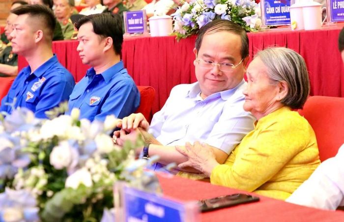 Bí thư Thành ủy Quảng Ninh Quản Minh Cường- tác giả bài thơ trò chuyện cùng Mẹ VNAH Nguyễn Thị Thuộc.