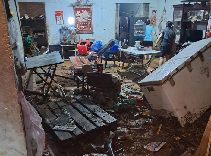 Bùn đất tràn vào nhà dân khiến nhiều tài sản bị hư hỏng.