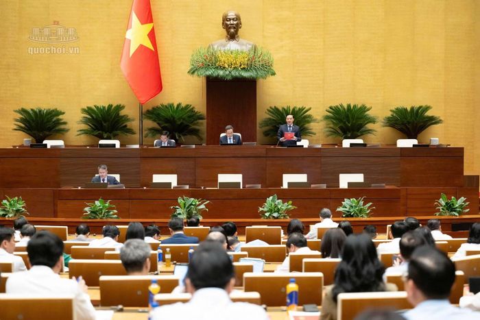 Phó Chủ tịch Quốc hội Nguyễn Khắc Định điều hành phiên họp.