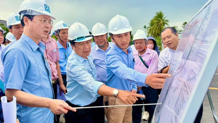 Chủ tịch UBND tỉnh Vĩnh Long Trần Trí Quang khảo sát các công trình giao thông trọng điểm trên địa bàn.