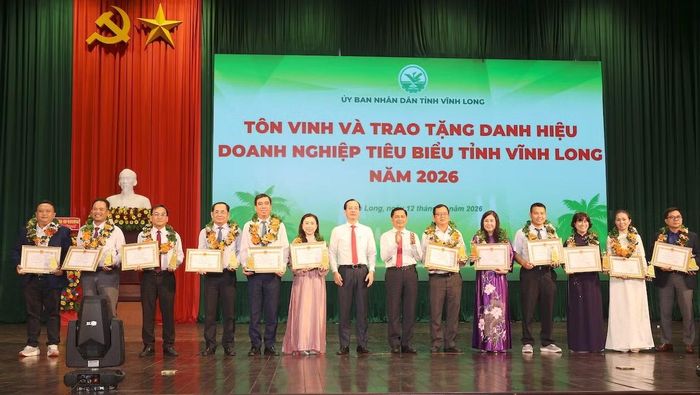 Bí thư Tỉnh ủy Trần Văn Lâu và Chủ tịch UBND tỉnh Vĩnh Long Trần Trí Quang trao tặng danh hiệu doanh nghiệp tiêu biểu tỉnh Vĩnh Long năm 2026.