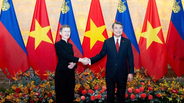 Thủ tướng Lê Minh Hưng bắt tay Thủ tướng Liechtenstein Brigitte Haas.