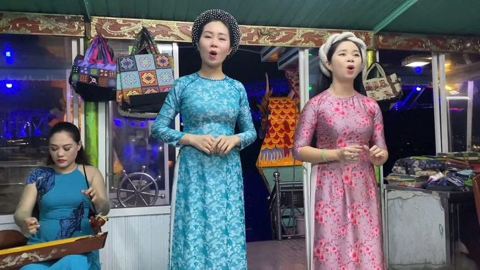 Biểu diễn ca Huế trên sông Hương.