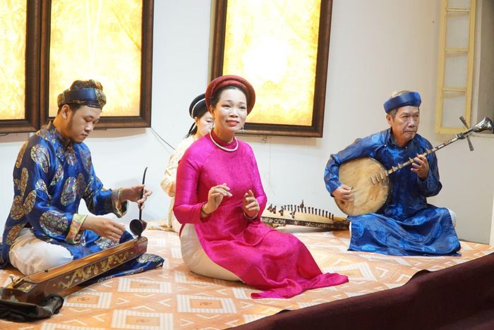Ca Huế từ lâu đã trở thành sản phẩm du lịch văn hóa đặc sắc, góp phần giới thiệu và lan tỏa giá trị di sản đến đông đảo du khách trong nước và quốc tế.