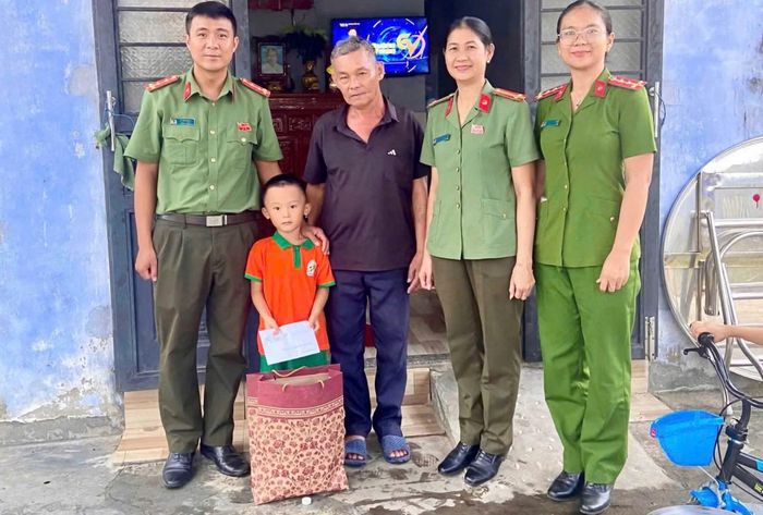 Công an xã Duy Nghĩa thăm, tặng quà học sinh nghèo hiếu học.