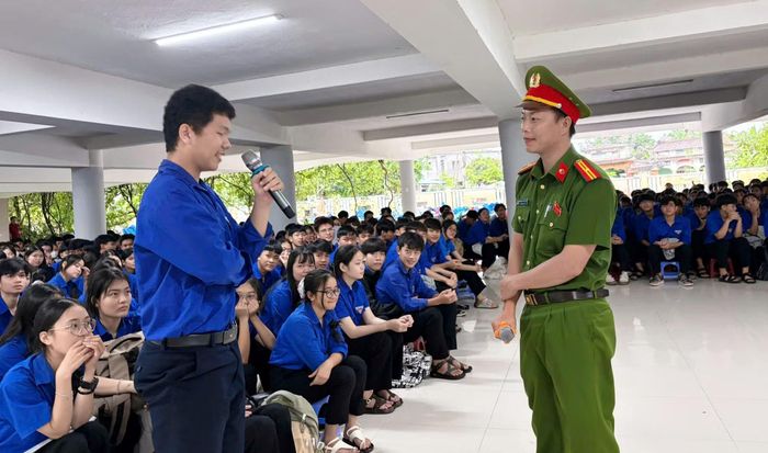 Công an xã Duy Nghĩa đẩy mạnh tuyên truyền pháp luật cho thanh thiếu niên, học sinh.