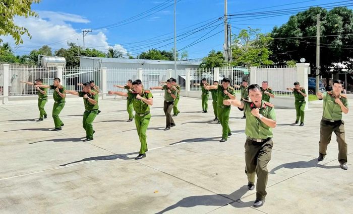 Lực lượng Công an xã Duy Nghĩa tăng cường tập luyện điều lệnh, quân sự, võ thuật nhằm phục vụ công tác.
