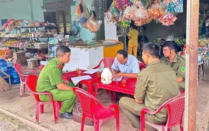 Cán bộ Công an xã Tân Quan đến nhà người dân để tuyên truyền.