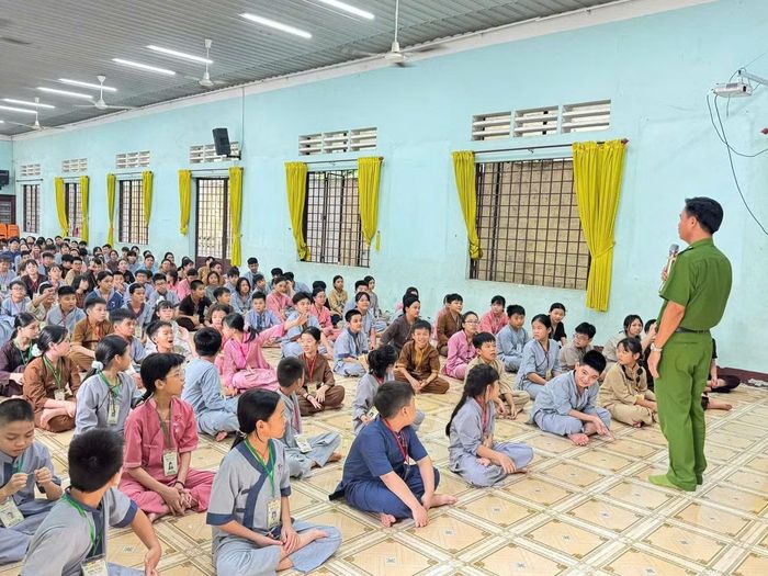 Đông đảo học sinh tham gia, trao đổi và tiếp nhận các thông tin tuyên truyền pháp luật.