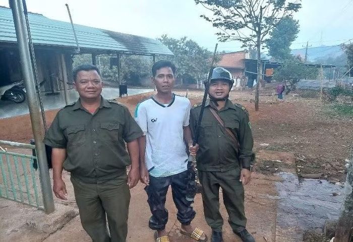 Công an xã Bom Bo đã tiếp nhận 1 khẩu súng tự chế, 110 viên đạn AK từ người dân trên địa bàn tự nguyện giao nộp.
