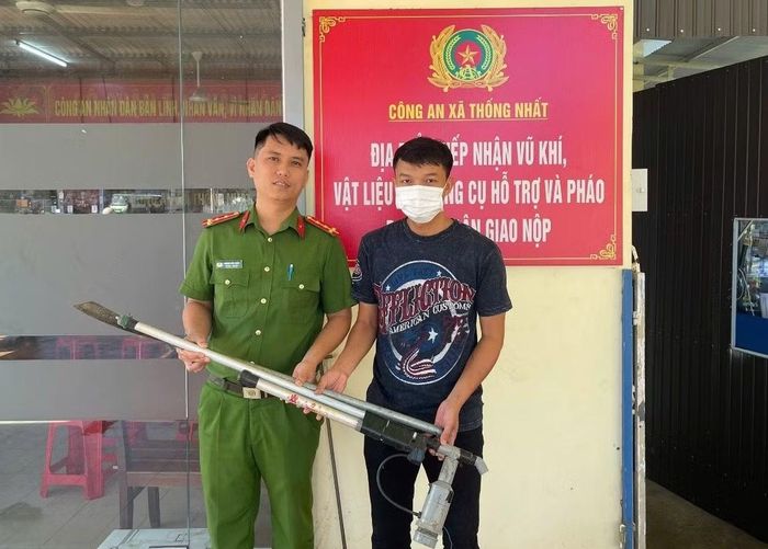 Công an xã Thống Nhất tiếp nhận vũ khí do người dân tự nguyện giao nộp.