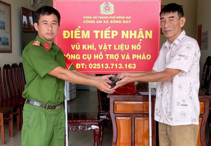 Ông Nguyễn Văn Thanh đến Công an xã giao nộp 1 súng quân dụng nhặt được trong quá trình đi làm rẫy.