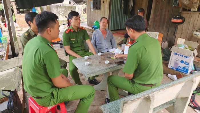 Cán bộ Công an trực tiếp vận động, tuyên truyền tại địa bàn dân cư.