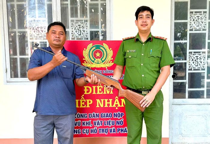 Người dân xã Long Hà tự nguyện giao nộp vũ khí cho Công an xã.