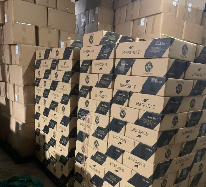 Công an phát hiện 28.794 kg táo đỏ thương hiệu “Hằng Du Mục”, xuất xứ Trung Quốc khi khám xét kho hàng của Công ty Dịch Dương.
