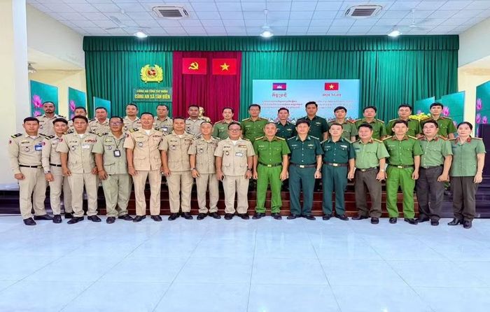 Các đại biểu tham dự Hội nghị sơ kết công tác phối hợp phòng, chống tội phạm, đảm bảo ANTT trên tuyến biên giới xã Tân Biên năm 2026 và triển khai phương hướng phối hợp năm 2027.