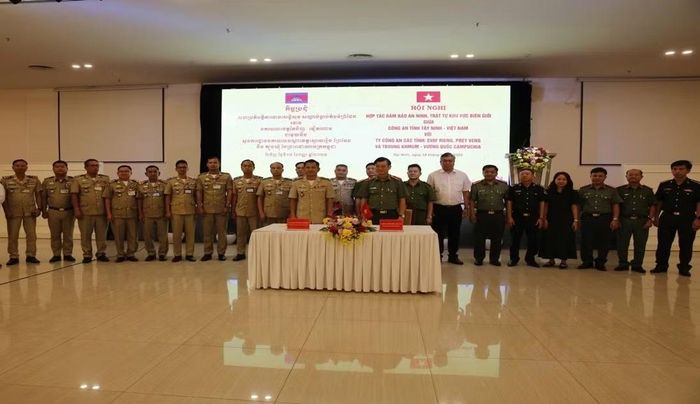 Thiếu tướng Vũ Như Hà - Giám đốc Công an tỉnh Tây Ninh ký kết biên bản hợp tác với các tỉnh giáp biên trong đảm bảo ANTT khu vực biên giới, tháng 9/2026 tại Tây Ninh.