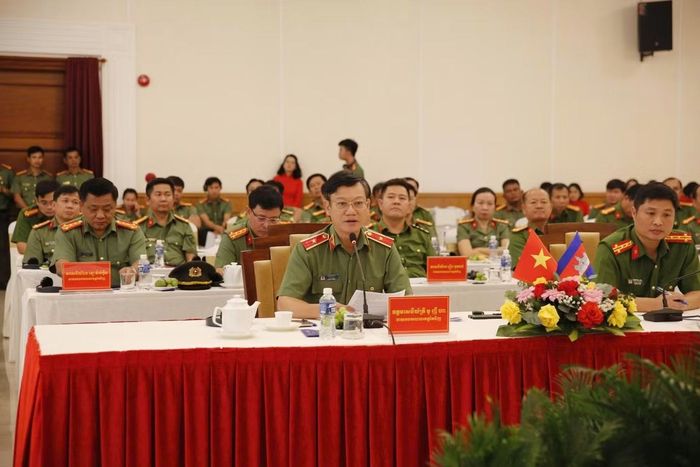 Thiếu tướng Vũ Như Hà - Giám đốc Công an tỉnh Tây Ninh phát biểu tại Hội nghị hợp tác bảo đảm ANTT khu vực biên giới với Ty Công an 3 tỉnh: Svay Rieng, Prey Veng và Tboung Khmum (Vương quốc Campuchia) diễn ra ngày 18/9/2026.