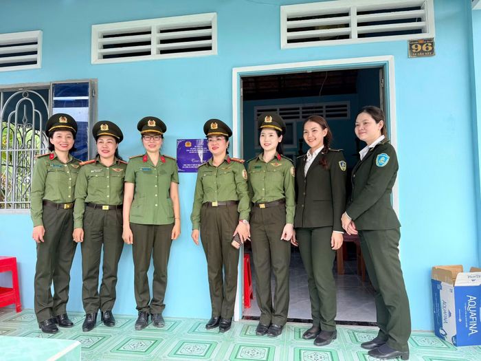 Trung tá Đào Thị Thu Yến cùng đồng đội tham gia các hoạt động thiện nguyện.