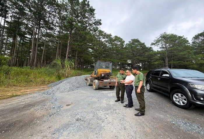 Lực lượng Phòng An ninh kinh tế Công an tỉnh Lâm Đồng làm việc với doanh nghiệp.