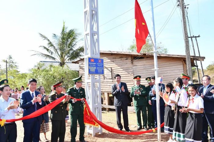Đoàn đại biểu tỉnh Quảng Trị và tỉnh Khăm Muộn khánh thành và bàn giao các công trình: “Ánh sáng vùng biên”; "Cổng chào vùng biên", cụm loa "Truyền thanh bản xa".
