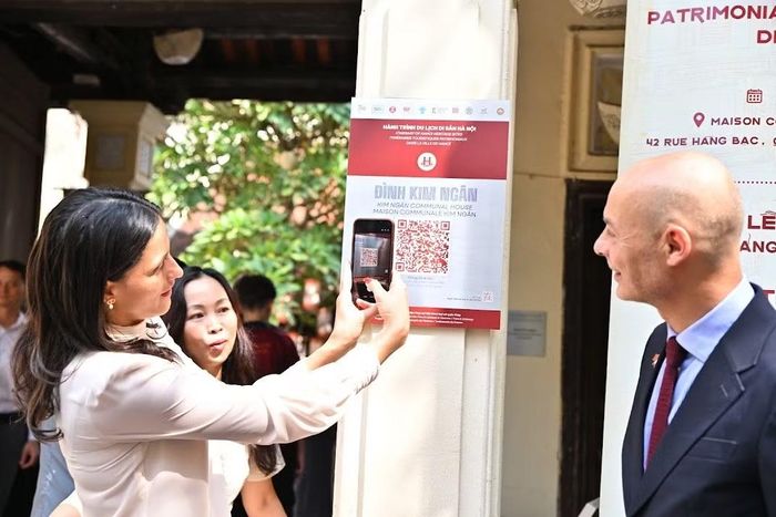 Các đại biểu trải nghiệm ứng dụng "Hành trình du lịch di sản Hà Nội".