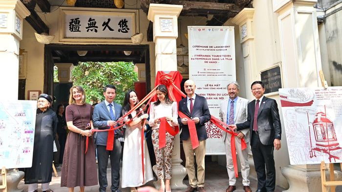 Các đại biểu thực hiện nghi thức ra mắt nền tảng số “Hành trình du lịch di sản Hà Nội”.