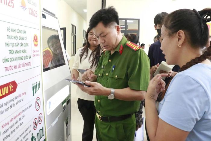 Cán bộ Công an Nghệ An tận tình hướng dẫn các thủ tục hành chính cho người dân tại Trung tâm hành chính công.