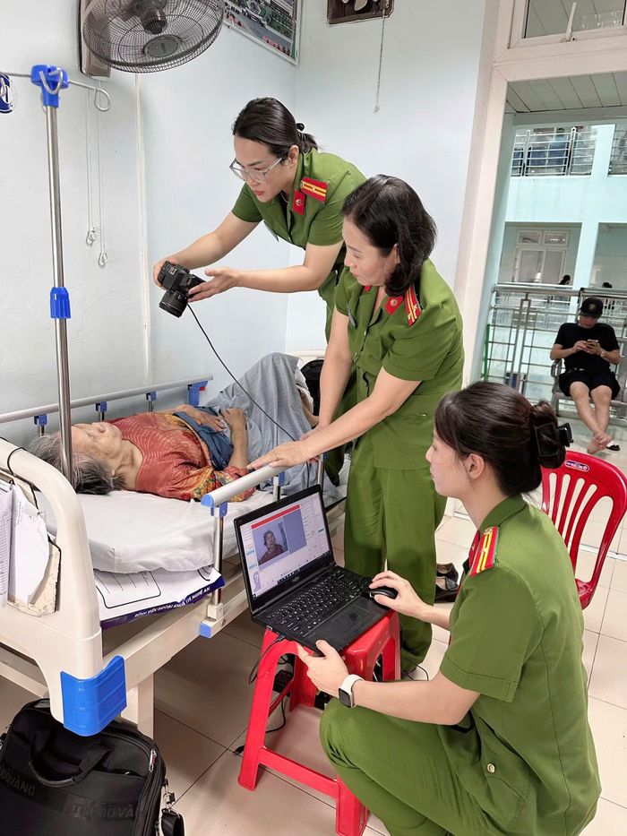 Cán bộ phòng Cảnh sát QLHC về TTXH đến tận bệnh viện làm thủ tục cấp CCCD cho bệnh nhân.