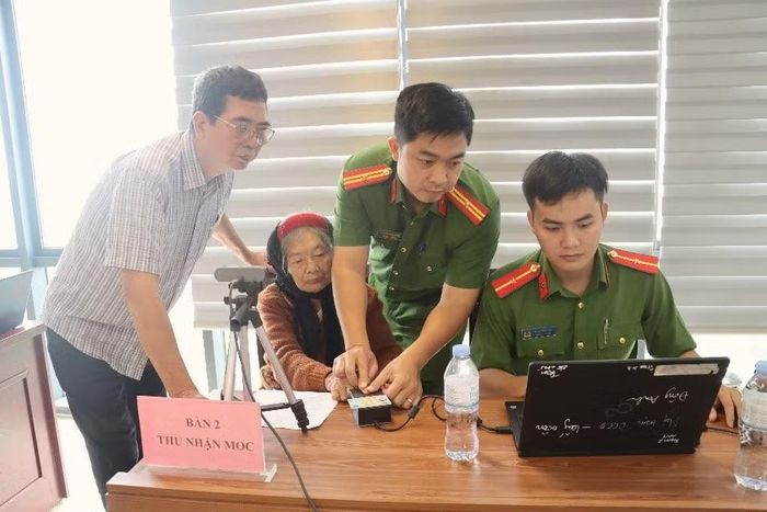Công an xã Phú Xuyên thực hiện thu nhận mẫu vân tay cho thân nhân liệt sĩ.